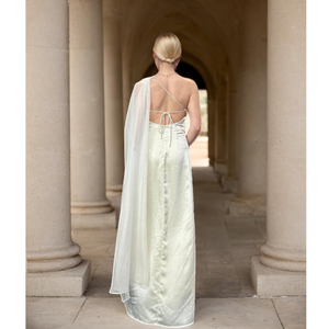 Robe longue satinnée de coupe asymétrique à une épaule et dos ouvert