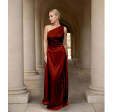 Robe longue satinnée de coupe asymétrique à une épaule et dos ouvert