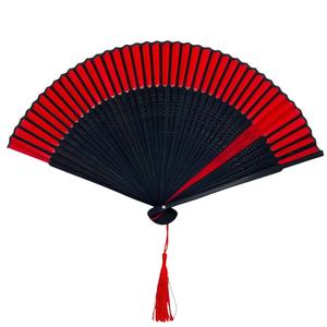 Éventail à armature bambou terminé par un gland