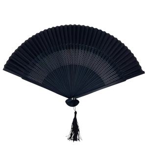 Éventail à armature bambou terminé par un gland