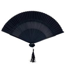 Éventail à armature bambou terminé par un gland