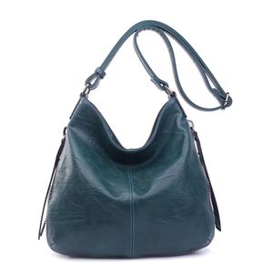 Besace en cuir synthétique avec des zips latéraux décoratifs