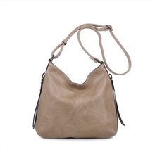 Besace en cuir synthétique avec des zips latéraux décoratifs