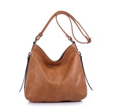 Besace en cuir synthétique avec des zips latéraux décoratifs