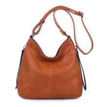 Besace en cuir synthétique avec des zips latéraux décoratifs