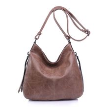 Besace en cuir synthétique avec des zips latéraux décoratifs