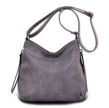 Besace en cuir synthétique avec des zips latéraux décoratifs