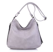 Besace en cuir synthétique avec des zips latéraux décoratifs