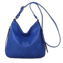 Besace en cuir synthétique avec des zips latéraux décoratifs