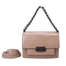 Sac pochette à rabat structuré avec chaînette et fermoir métallique