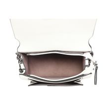 Sac pochette à rabat structuré avec chaînette et fermoir métallique