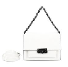 Sac pochette à rabat structuré avec chaînette et fermoir métallique