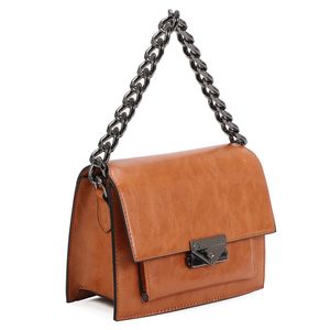 Sac pochette à rabat structuré avec chaînette et fermoir métallique