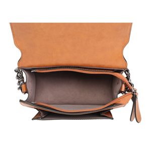 Sac pochette à rabat structuré avec chaînette et fermoir métallique