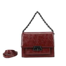 Sac pochette à rabat structuré avec chaînette et fermoir métallique