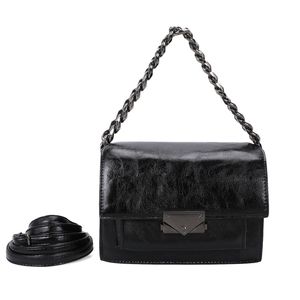 Sac pochette à rabat structuré avec chaînette et fermoir métallique