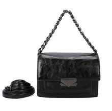 Sac pochette à rabat structuré avec chaînette et fermoir métallique