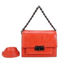 Sac pochette à rabat structuré avec chaînette et fermoir métallique