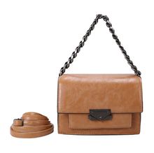 Sac pochette à rabat structuré avec chaînette et fermoir métallique