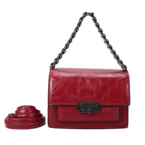 Sac pochette à rabat structuré avec chaînette et fermoir métallique