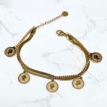 Bracelet doré à double rang avec breloques : "Elizabeth II Australia 1988", "Dos Pesos 1988"