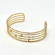 Bracelet jonc manchette ouvert à bandes ondulées avec points discrets