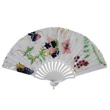 Éventail scintillante à motif papillons colorés et des fleuries sur fond blanc texturé