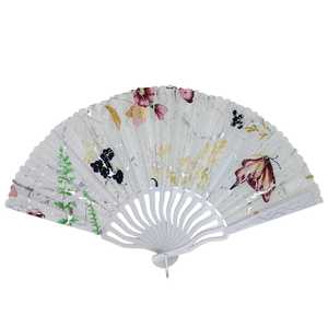 Éventail scintillante à motif papillons colorés et des fleuries sur fond blanc texturé