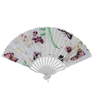 Éventail scintillante à motif papillons colorés et des fleuries sur fond blanc texturé