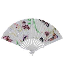 Éventail scintillante à motif papillons colorés et des fleuries sur fond blanc texturé