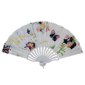 Éventail scintillante à motif papillons colorés et des fleuries sur fond blanc texturé