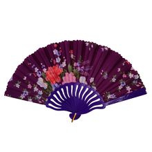 Éventail pliant avec une variété de motifs floraux sur un fond uni