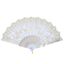 Éventail orné d'un motif élégant de papillons et de volutes dorées