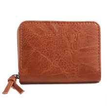 Portefeuille pratique conçu en simili cuir fermé par un zip intégral