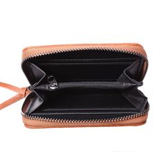 Portefeuille pratique conçu en simili cuir fermé par un zip intégral