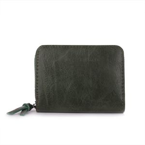 Portefeuille pratique conçu en simili cuir fermé par un zip intégral