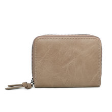 Portefeuille pratique conçu en simili cuir fermé par un zip intégral