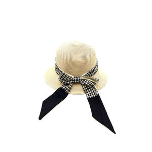 Chapeau à bord plus large avant que l'arrière et ruban pied de poule