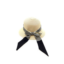 Chapeau à bord plus large avant que l'arrière et ruban pied de poule