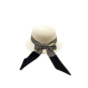 Chapeau à bord plus large avant que l'arrière et ruban pied de poule