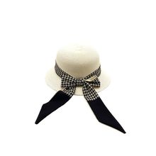 Chapeau à bord plus large avant que l'arrière et ruban pied de poule