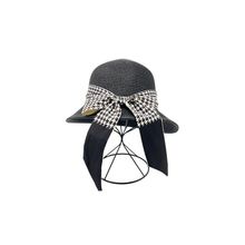 Chapeau à bord plus large avant que l'arrière et ruban pied de poule