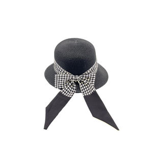 Chapeau à bord plus large avant que l'arrière et ruban pied de poule