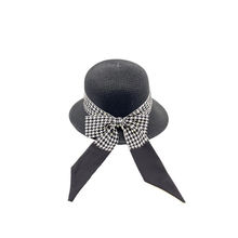 Chapeau à bord plus large avant que l'arrière et ruban pied de poule