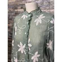 Chemise fluide à col volanté avec des motifs en broderies florales