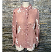 Chemise fluide à col volanté avec des motifs en broderies florales