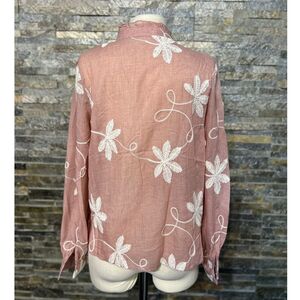 Chemise fluide à col volanté avec des motifs en broderies florales