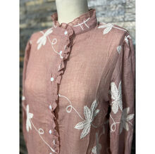 Chemise fluide à col volanté avec des motifs en broderies florales