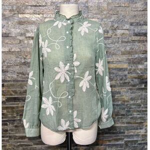 Chemise fluide à col volanté avec des motifs en broderies florales