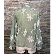 Chemise fluide à col volanté avec des motifs en broderies florales